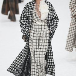 Cara Delevigne luciendo un abrigo largo de la colección otoño/invierno 2019/2020 de Chanel en París