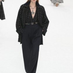 Modelo luciendo un conjunto oscuro de la colección otoño/invierno 2019/2020 de Chanel en París