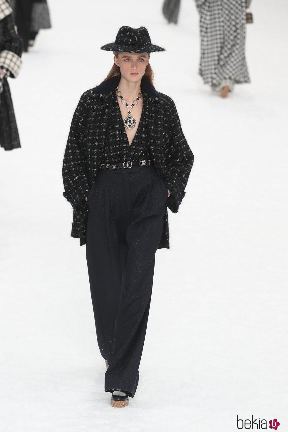 Modelo luciendo un conjunto oscuro de la colección otoño/invierno 2019/2020 de Chanel en París