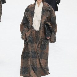 Modelo con abrigo marrón de la colección otoño/invierno 2019/2020 de Chanel en París