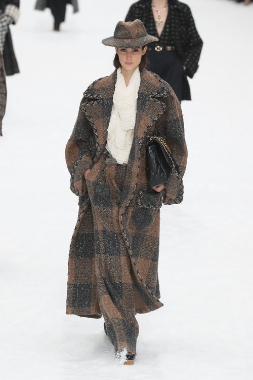 Modelo con abrigo marrón de la colección otoño/invierno 2019/2020 de Chanel en París