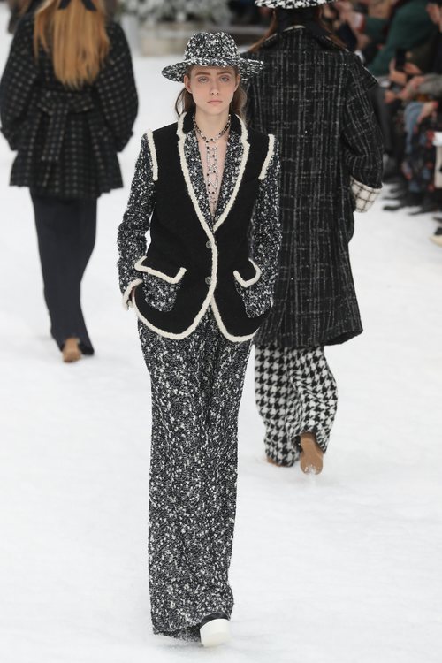 Modelo con un chaleco negro de la colección otoño/invierno 2019/2020 de Chanel en París