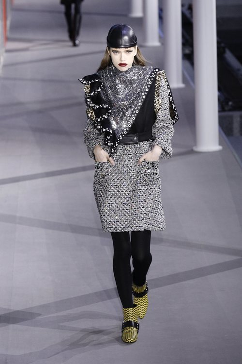 Modelo con un vestido efecto brillo de la colección otoño/invierno 2019/2020 de Louis Vuitton