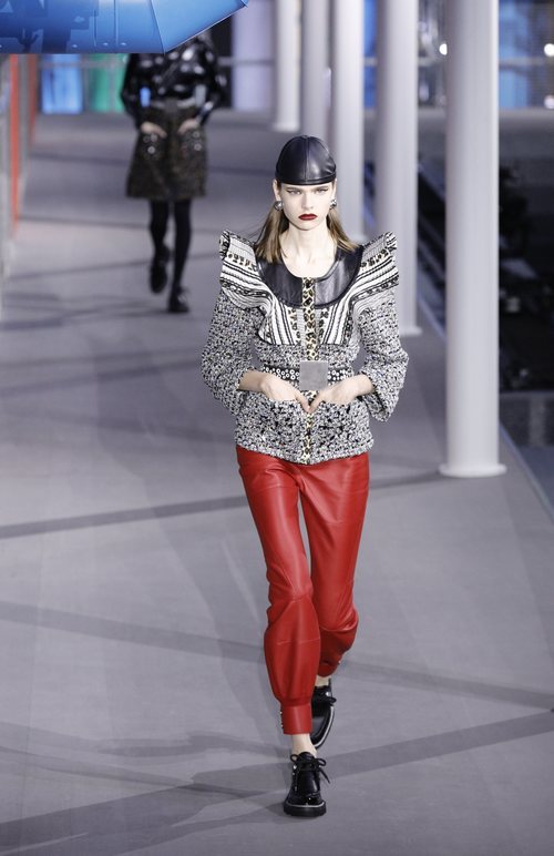 Modelo con un pantalón rojo de la colección otoño/invierno 2019/2020 de Louis Vuitton