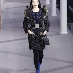 Vestido negro con volantes  de la colección otoño/invierno 2019/2020 de Louis Vuitton