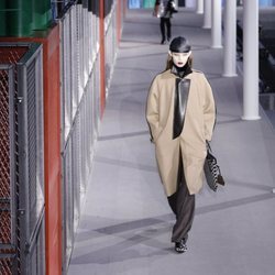 Modelo con un abrigo marrón de la colección otoño/invierno 2019/2020 de Louis Vuitton
