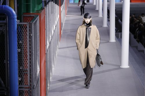 Modelo con un abrigo marrón de la colección otoño/invierno 2019/2020 de Louis Vuitton