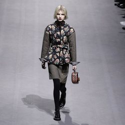 Modelo con un abrigo con estampado floral de la colección otoño/invierno 2019/2020 de Louis Vuitton