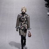 Modelo con un abrigo con estampado floral de la colección otoño/invierno 2019/2020 de Louis Vuitton