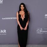 Kim Kardashian con un vestido negro con escote