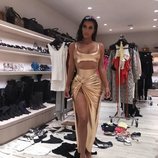 Kim Kardashian con un conjunto dorado