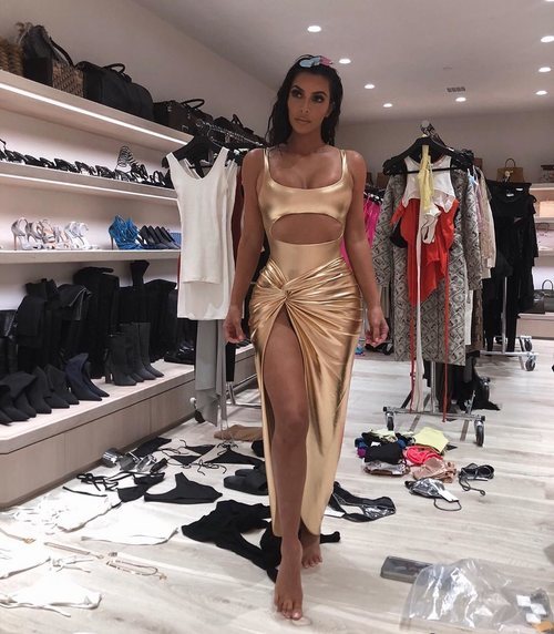 Kim Kardashian con un conjunto dorado