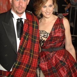 Alexander McQueen y Sarah Jessica Parker en la gala del Met 2006