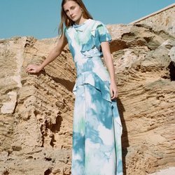Modelo con un vestido largo de la colección primavera/verano 2019 de Sfera