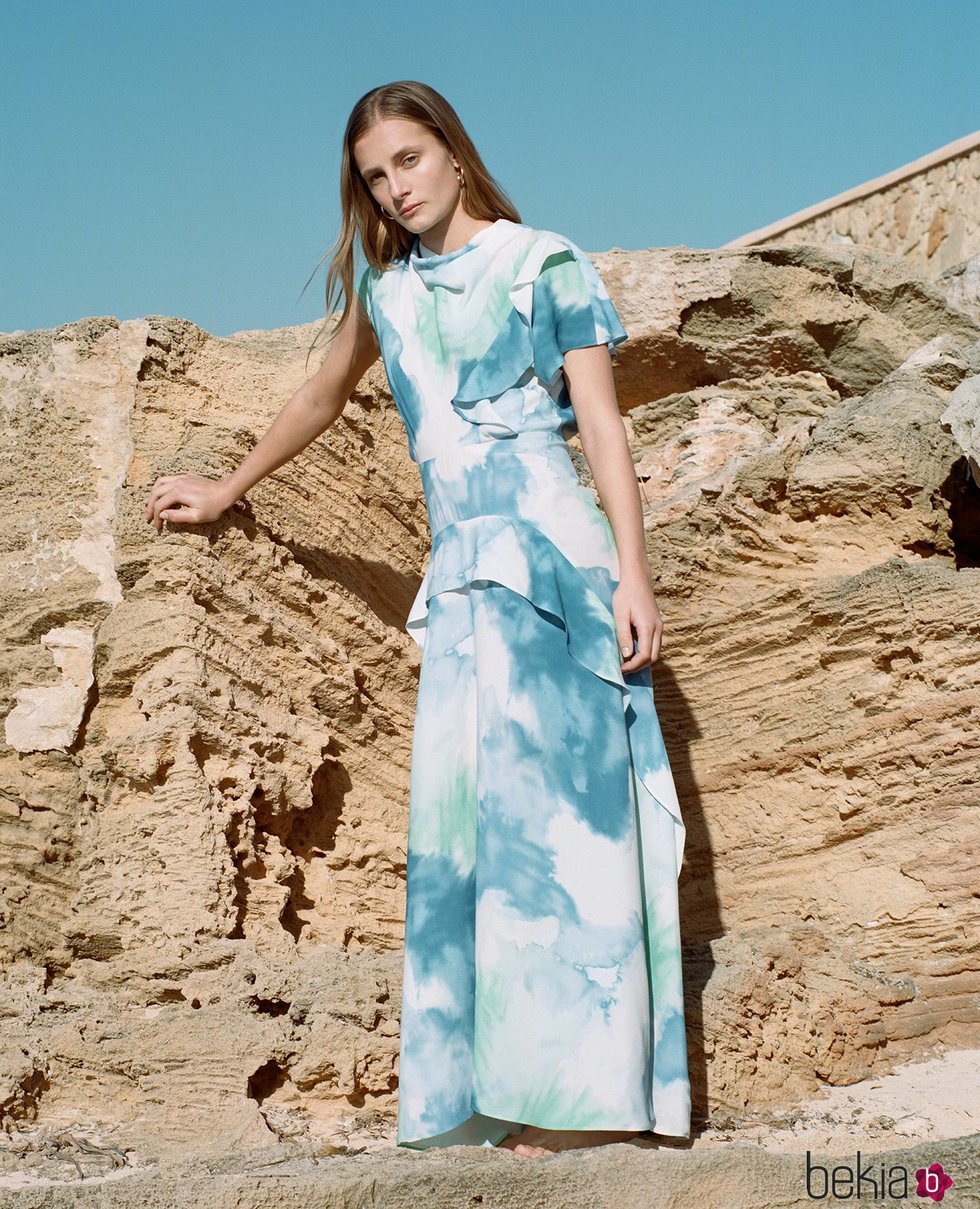 Modelo con un vestido largo de la colección primavera/verano 2019 de Sfera