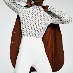 Modelo con un conjunto marrón y blanco de la colección primavera/verano 2019 de Sfera