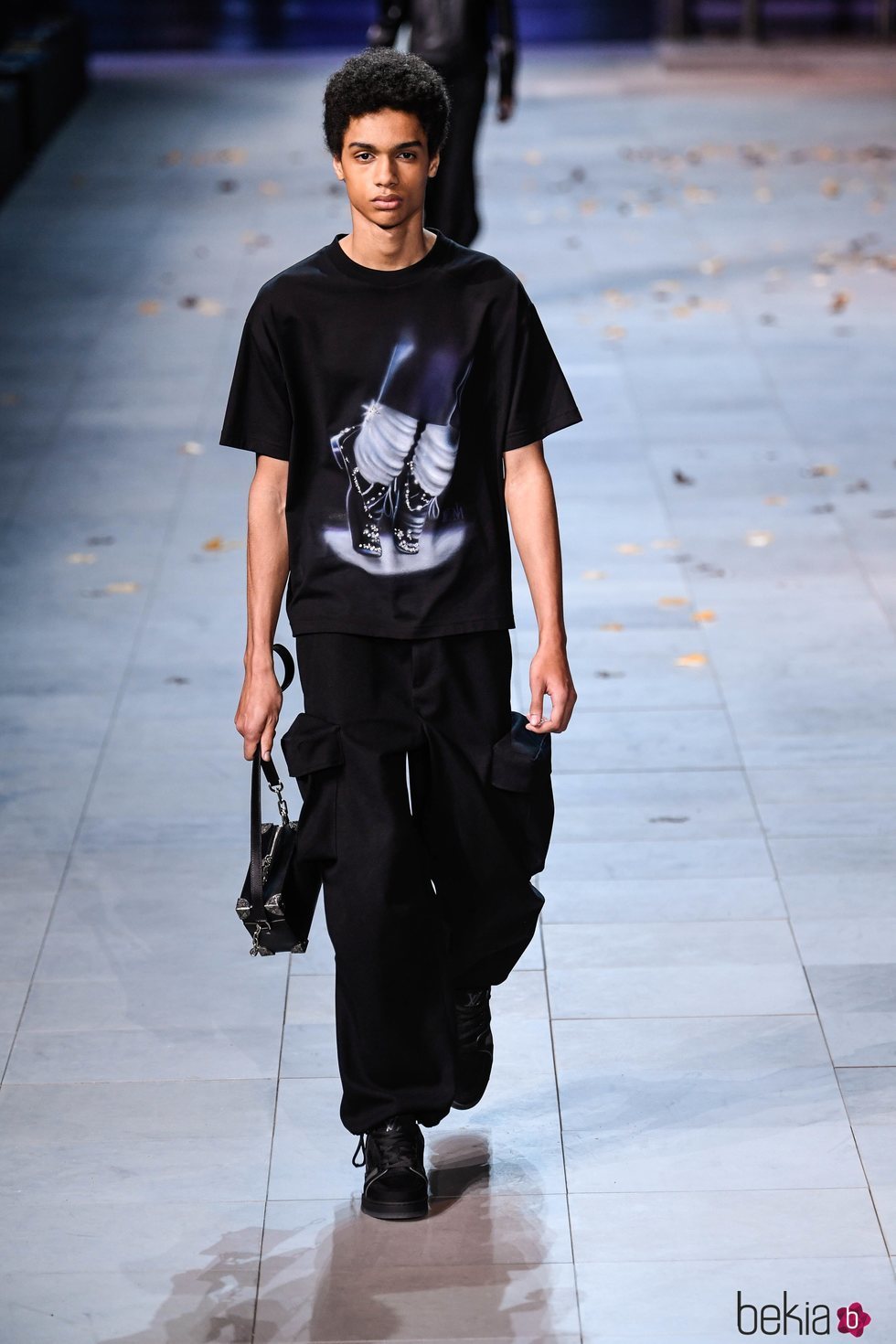 Modelo de Louis Vuitton con un camiseta estampada con los pies de Michael Jackson haciendo el Moon Walker