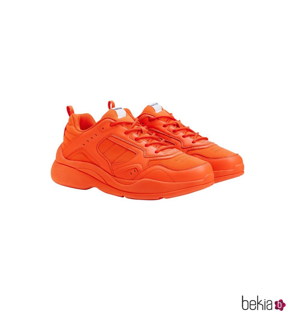 Zapatillas deportivas naranjas chico colección Pantone by Bershka