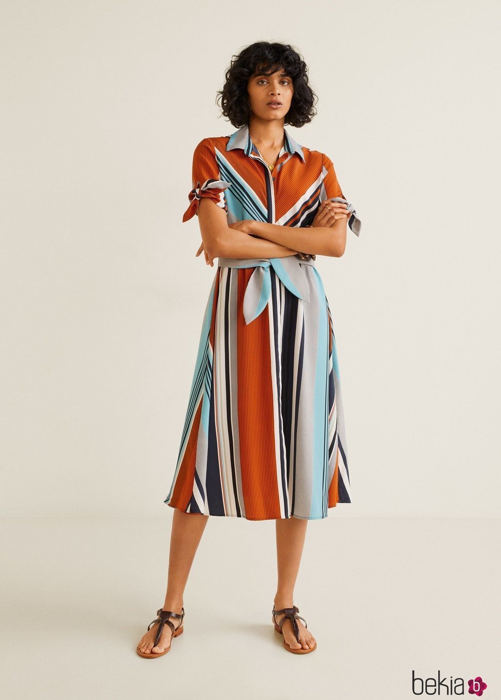 Vestido con estampado multicolor de la nueva colección primavera 2019 de Mango