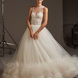 Modelo luciendo un vestido de novia con transparencia de la colección crucero de Pronovias 2020