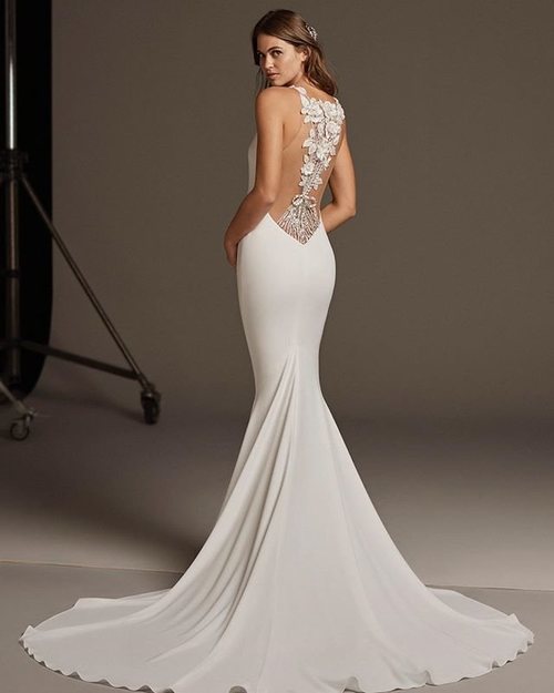 Vestido de novia con escote en la espalda de la colección crucero de Pronovias 2020