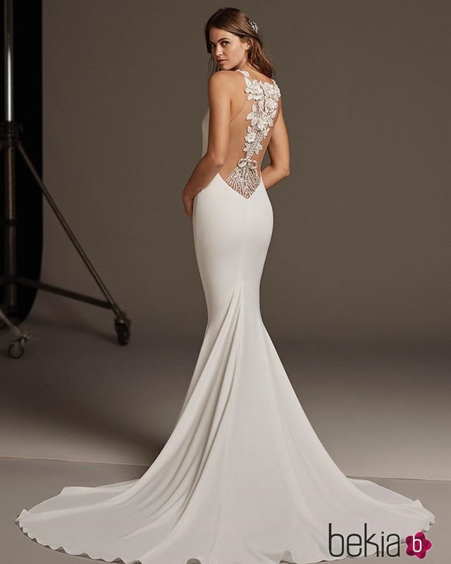Vestido de novia con escote en la espalda de la colección crucero de Pronovias 2020