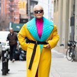 Rita Ora con abrigo amarillo, rosa y azul