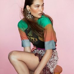 Modelo luciendo una camiseta de colores de la colección de primavera 2019 de Chloé