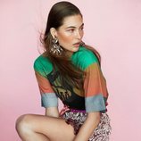 Modelo luciendo una camiseta de colores de la colección de primavera 2019 de Chloé