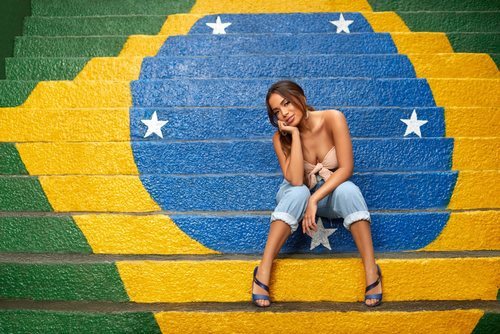Anitta con sandalias azules en la colección Primavera-Verano 2019 de Ipanema