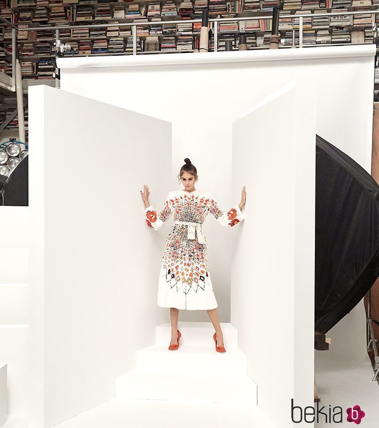 Kaia Gerber vestida de blanco en la colección primavera/verano 2019 de Fendi por Karl Lagerdeld