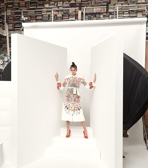 Kaia Gerber vestida de blanco en la colección primavera/verano 2019 de Fendi por Karl Lagerdeld