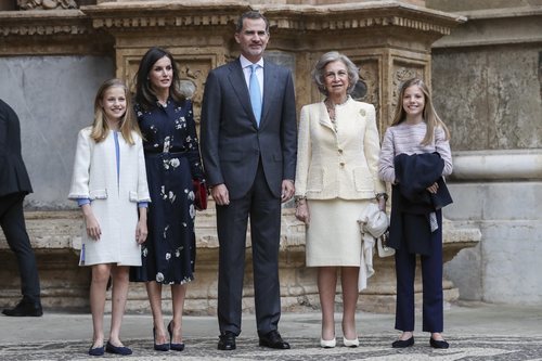 Los Reyes Felipe VI y Letizia con la Reina Sofía, la Princesa Leonor y la Infanta Sofía en la Misa de Pascua 2019