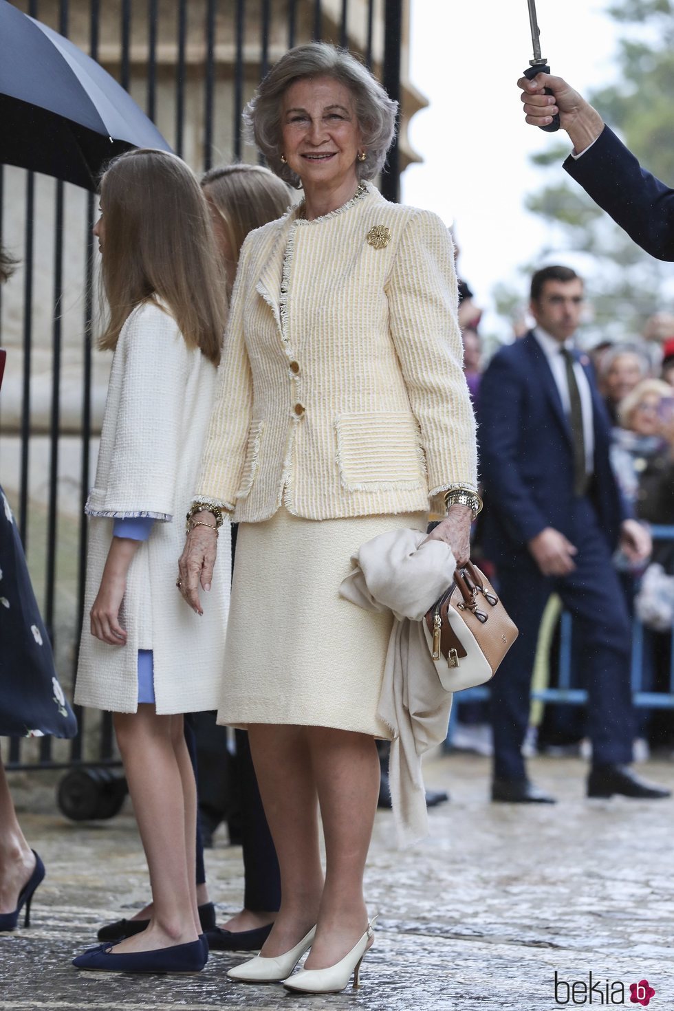 La Reina Sofía con traje de chaqueta y la Princesa Leonor con vestido en la Misa de Pascua 2019