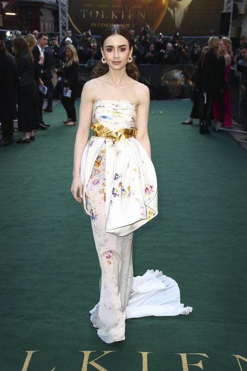 Lily Collins con un vestido estampado de flores