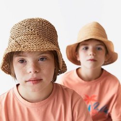 Patrick y Pedro con gorro de rafia y camiseta estampado de palmera de Zara Kids