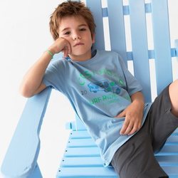 Pedro con una camiseta azul con detalle de letras y dibujo de la colección verano 2019 de Zara Kids