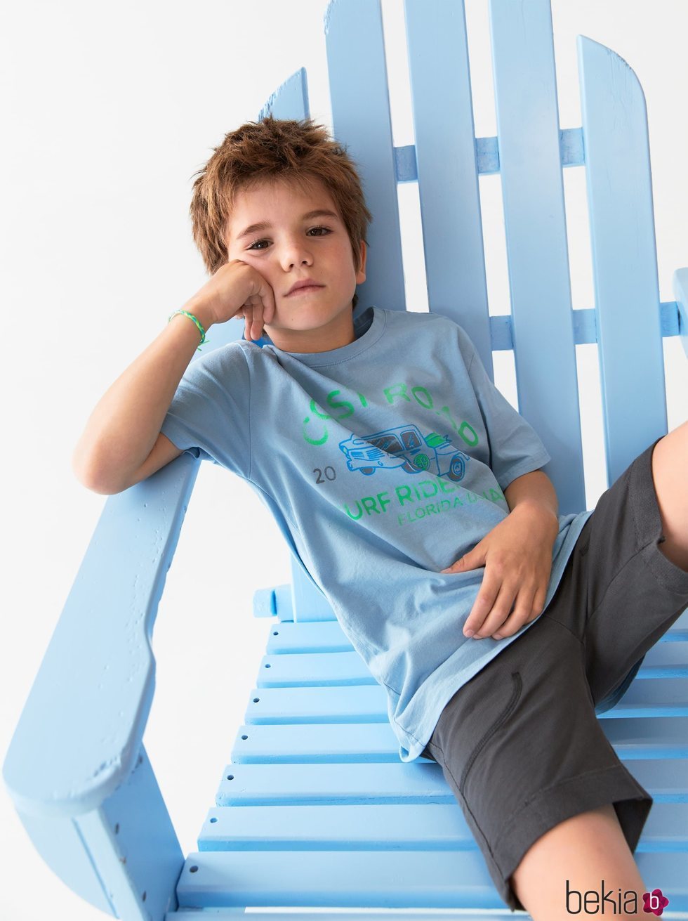 Pedro con una camiseta azul con detalle de letras y dibujo de la colección verano 2019 de Zara Kids