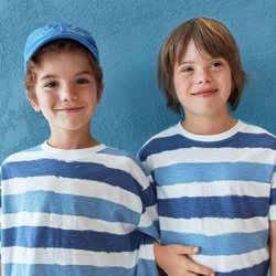 Patrick y Pedro con camiseta de listas azules de la colección verano 2019 de Zara Kids