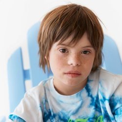 Patrick con camiseta Tie Dye en azul y blanco de la colección verano 2019 de Zara Kids