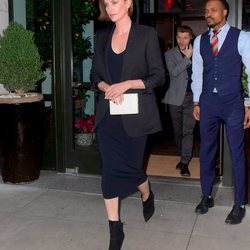 Charlize Theron sale de un hotel en Nueva York luciendo un look total black