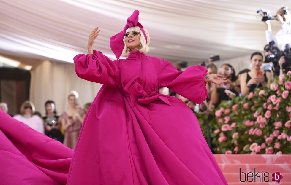 Lady Gaga con un vestido capa rosa en la alfombra roja de la Gala MET 2019