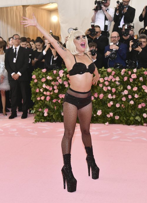 Lady Gaga posando en ropa interior en la alfombra roja de la Gala MET 2019