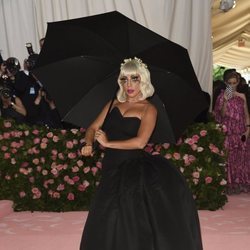 Lady Gaga en la alfombra roja de la Gala MET 2019 con un vestido negro de Brandon Maxwell
