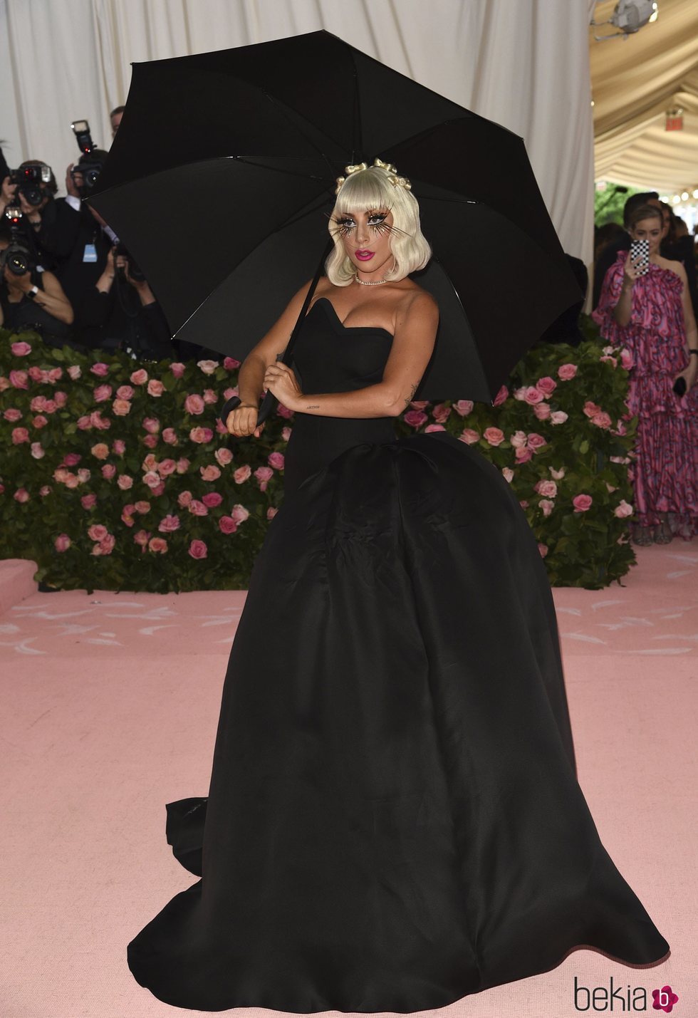Lady Gaga en la alfombra roja de la Gala MET 2019 con un vestido negro de Brandon Maxwell