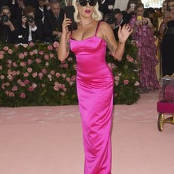 Lady Gaga con un vestido fucsia en la alfombra roja de la Gala MET 2019