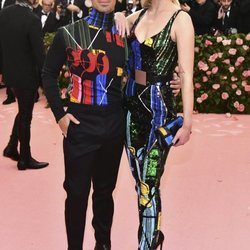 Joe Jonas y Sophie Turner con vestimenta colorida en la alfombra roja de la Gala MET 2019