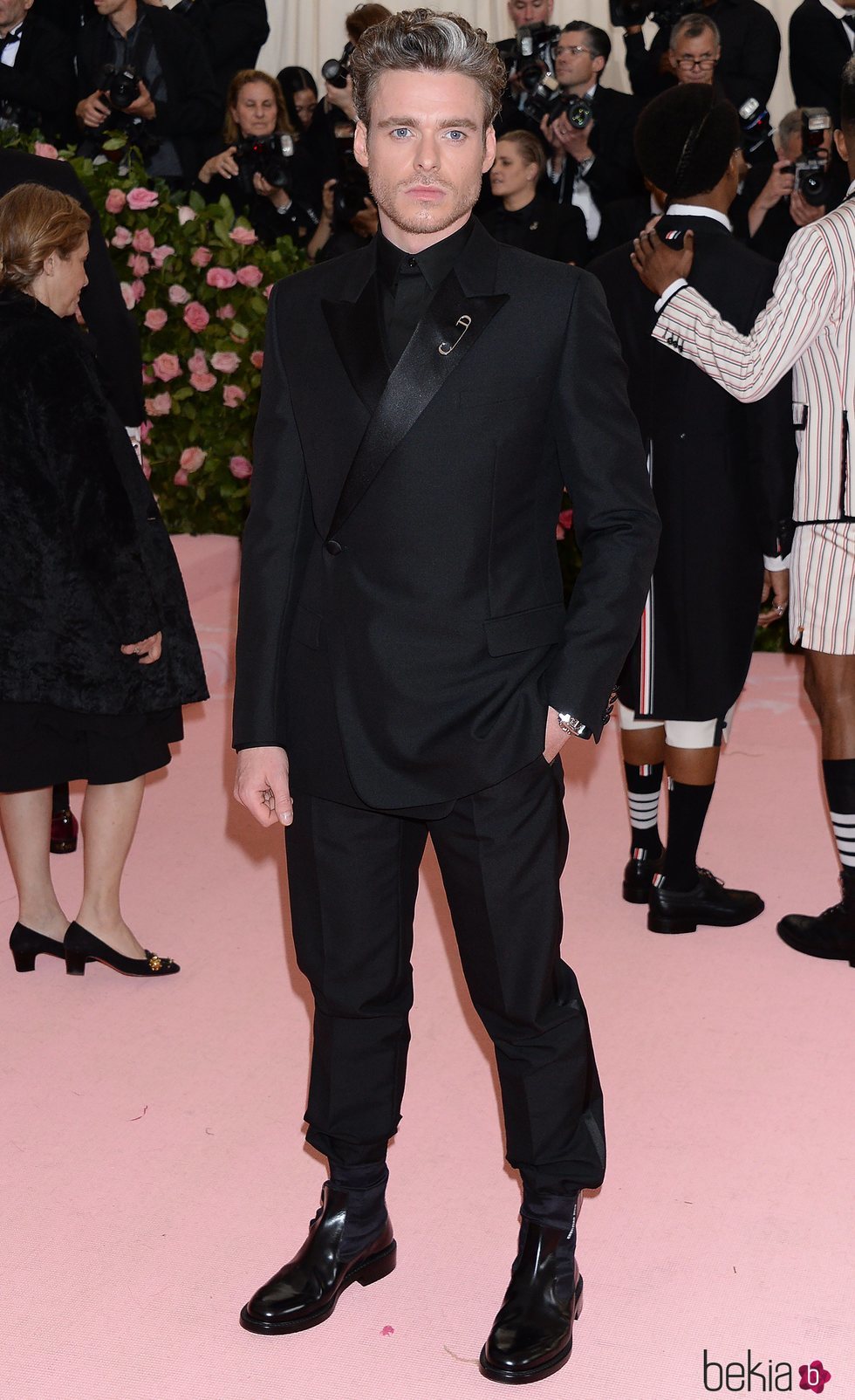 Richard Madden en la alfombra roja de la Gala MET 2019 con un total look negro