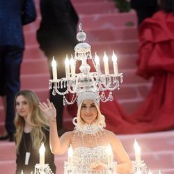Katy Perry en la alfombra roja de la Gala MET 2019 vestida de candelabro