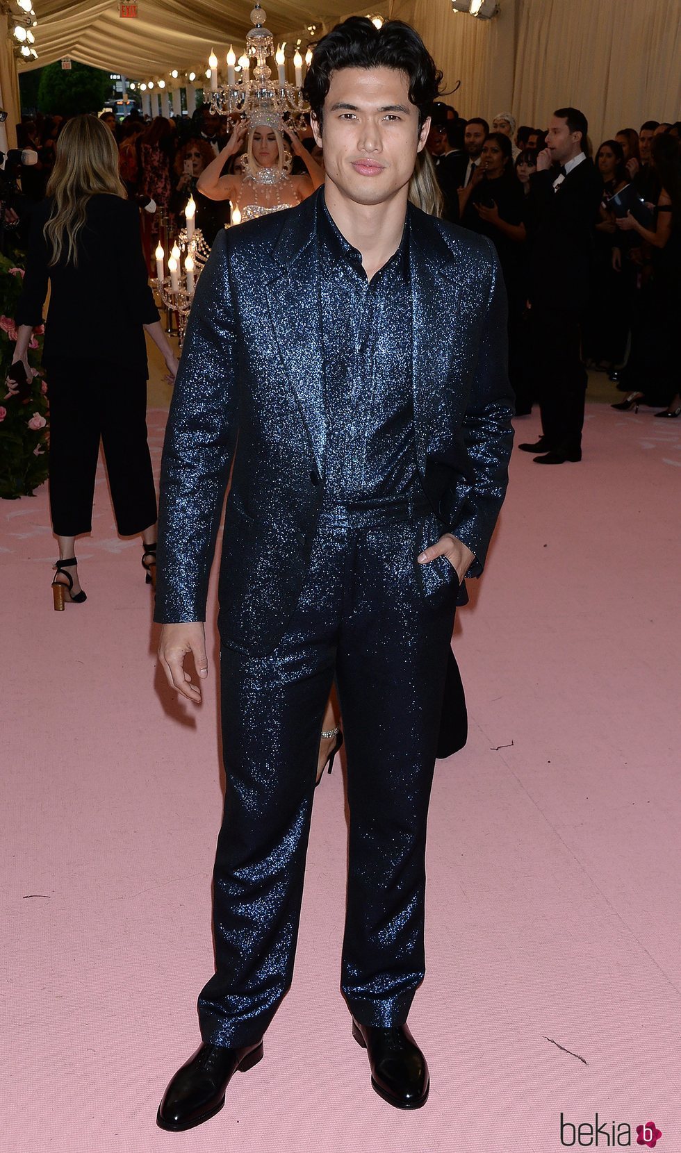 Charles Melton con un traje azul brillante en la alfombra roja de la Gala MET 2019